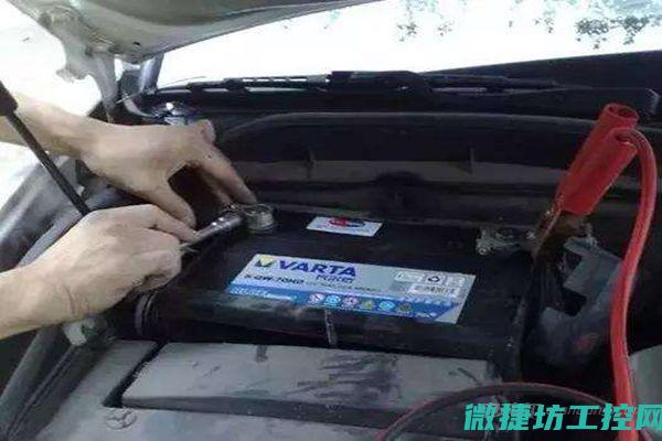 去除汽车电瓶故障灯视频 (如何卸汽车电瓶)